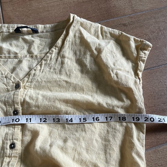 Hayes Light Yellow square button down linen blend Blouse medium - Picture 4 of 6